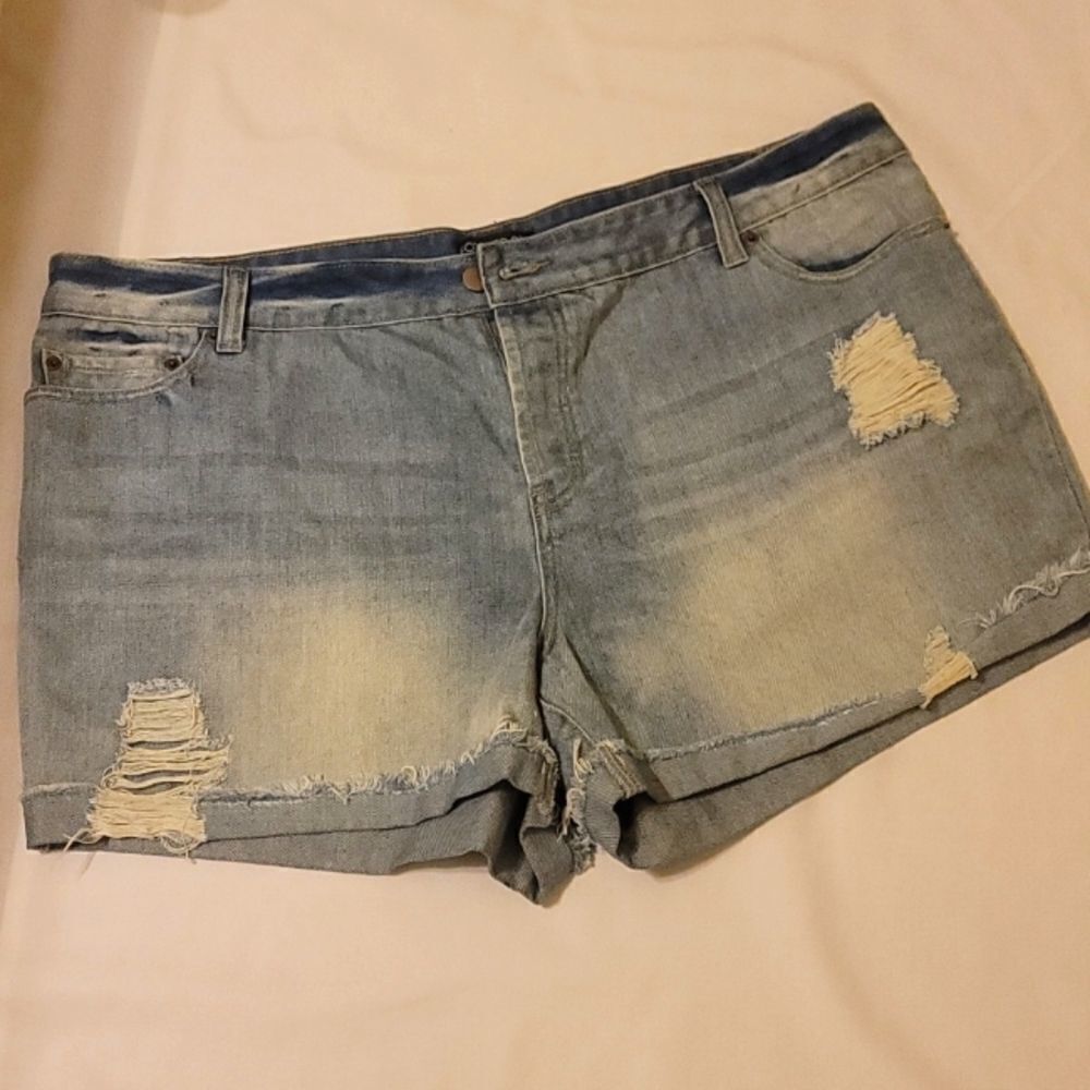 Forever 21 distressed denim shorts size 18‎